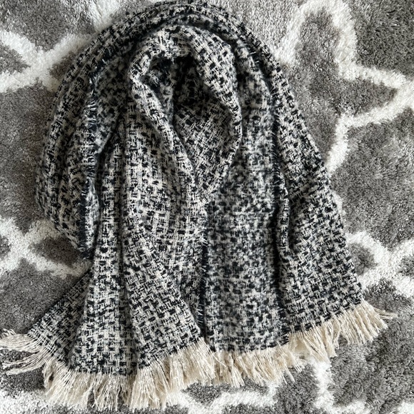 Black and White Scarf - Picture 1 of 2